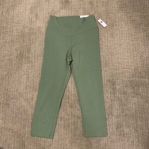 (NWT) Old Navy Active Olive Green High Rise Capri Leggings